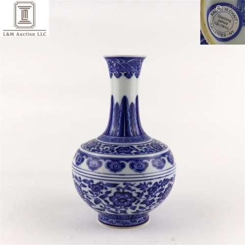 A Chinese Decorative Blue and White Porcelain Vase