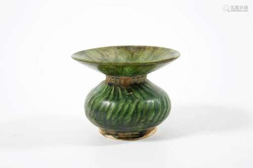 Pot with Dish-shaped Opening Design