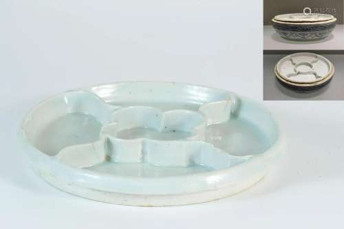 Outer Blue-and-white Compartment Dish with Inner Green