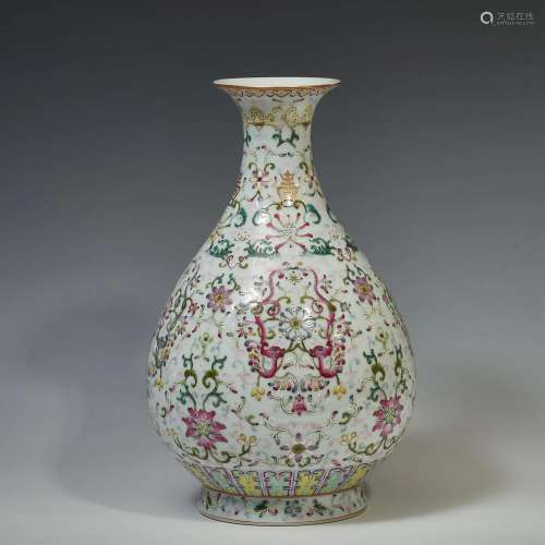 Famille Rose Yuhuchun Vase Vase with Interlaced Flowers