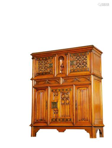 十九世纪制 哥特建筑风格人物饰立柜