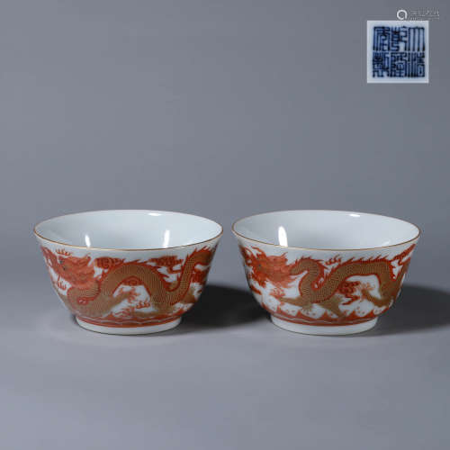 A pair of small bowls with gold dragon pattern in alum red