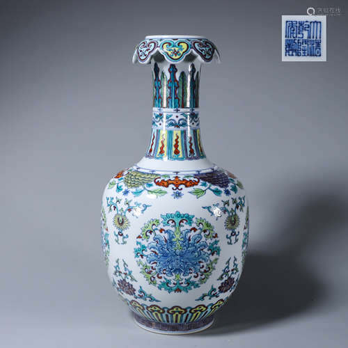 Doucai flower pattern appreciation bottle