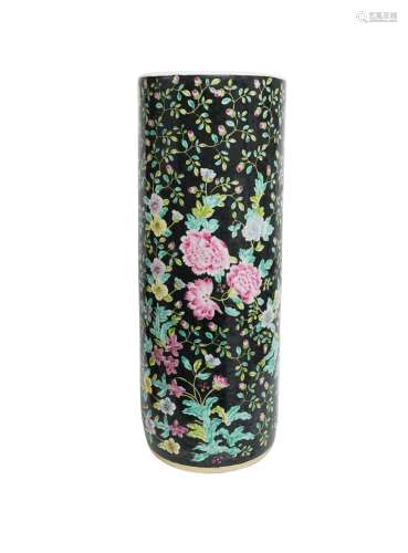 六十年代 墨底粉彩花卉箭筒瓶