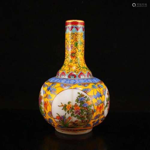 Gilt Edge Famille Rose Peking Glass Flowers Design Vase