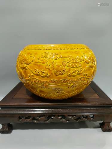 清乾隆 黄釉雕刻双龙戏珠纹苹果缸