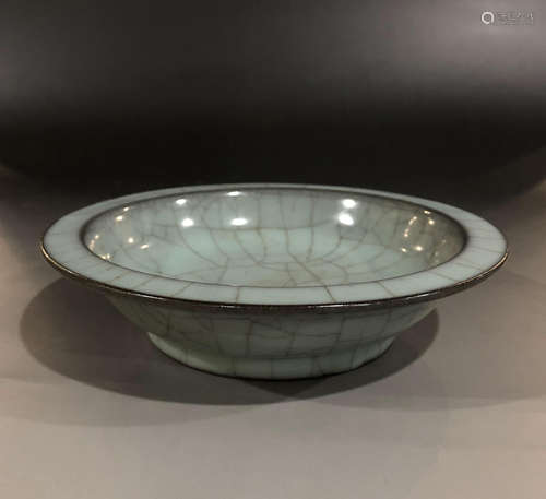 A SONG DYNASTY GUAN KILN PLATE