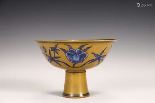 A YELLOW GROUND BLUE AND WHITE FLOWER HIGH FOOT BOWL