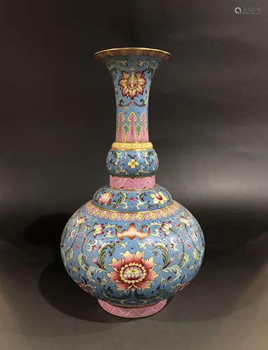 A QING DYNASTY QIANLONG COLORED ENAMEL BOTTLE