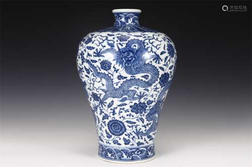 A Blue and White DRAGON PATTERN PLUM BOTTLE