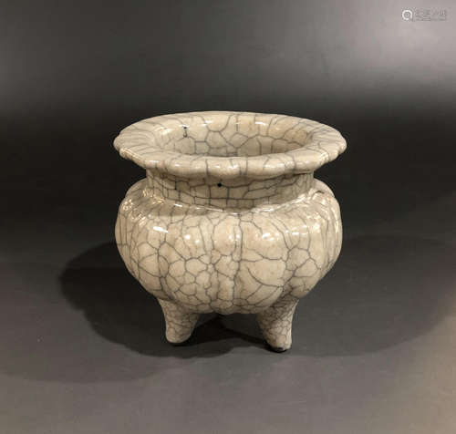 A SONG DYNASTY GE KILN TRI-FOOT INCENSE BURNER