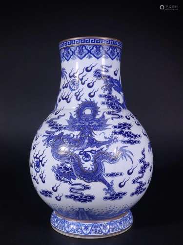 BLUE & WHITEDRAGON VASE