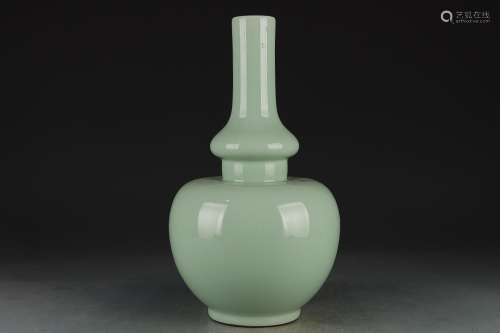 CELADON-GLAZED DOUBLE-GOURD VASE