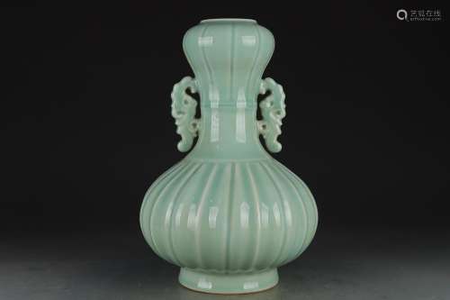 CELADON-GLAZED HANDLED GARLIC-HEAD VASE