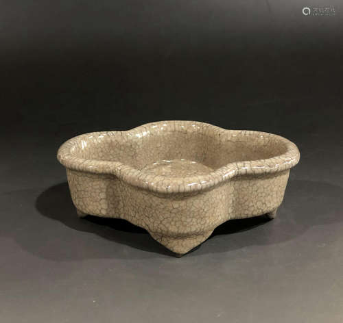 A SONG DYNASTY GE KILN BEGONIA WASHER