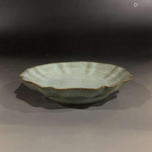 A SONG DYNASTY GUAN KILN PLATE