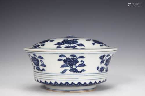 A Blue and White FLOWER PATTERN COVER CUP