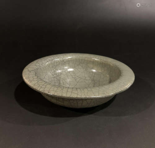 A SONG DYNASTY GE KILN PLATE