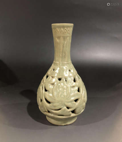 A MING DYNASTY LONGQUAN GLAZE HOLLOW BOTTLE