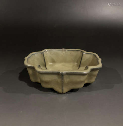 A SONG DYNASTY GUAN KILN BEGONIA WASHER