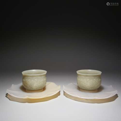 A PAIR OF HETIAN JADE CUPS WITH  AGATE BASE PLATES