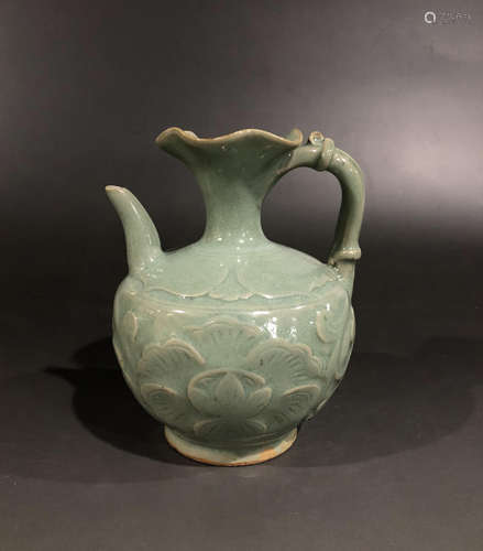 A SONG DYNASTY LONGQUAN GLAZE KWAI MOUTH EWER