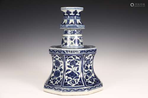 A Blue and White dragon PATTERN flat bottle