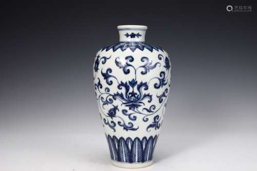 A Blue and White DRAGON PATTERN COVER JAR