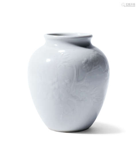 十八世纪 18TH CENTURY 白釉模印花鸟纹罐 A FINE WHITE GLAZED A...