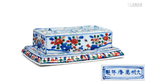 明万历 QING DYNASTY 青花五彩花蝶纹格盒 A FINE BLUE AND WHITE...