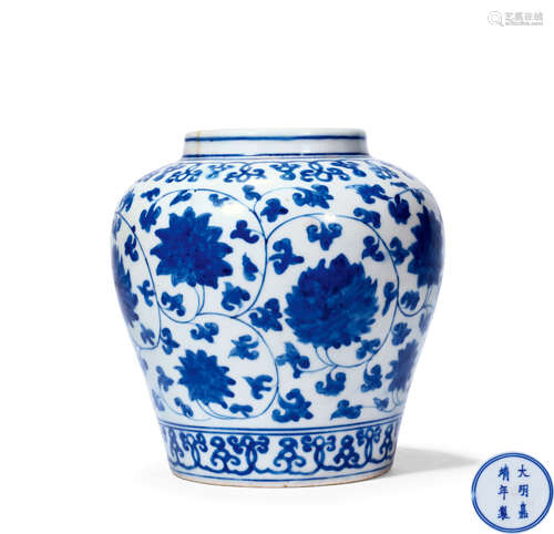 明嘉靖 QING DYNASTY 青花缠枝莲纹罐 A FINE BLUE AND WHITE 'LO...