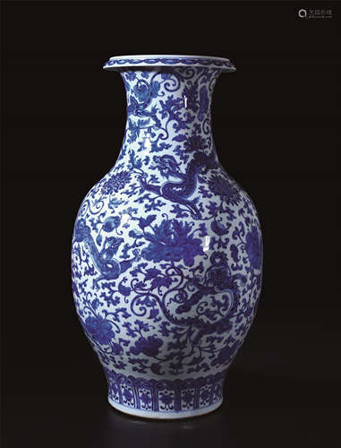 清乾隆 QIANLONG PERIOD,QING DYNASTY 青花龙穿花如意大瓶 A FIN...