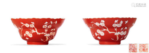 清嘉庆 QING DYNASTY 矾红地留白梅花纹花口折腰碗 A FINE PAIR O...