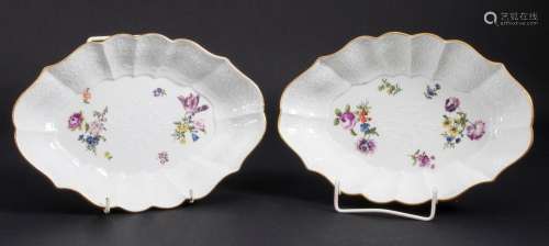 Paar Schalen mit erhabenen Blumen / A pair of bowls with rai...