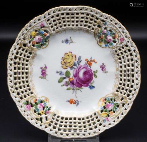 Zierteller mit Blumenbouquet / A decorative plate with flowe...