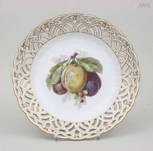 Zierteller mit Zwetschgenzweig / Plate With Plums And Berrie...