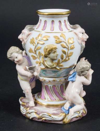 Vase mit Satyr Maskarons und 3 Amoretten / A vase with satyr...