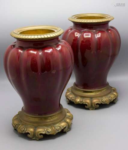 Paar Vasen mit Bronzemontur / A pair of creamic vases with b...