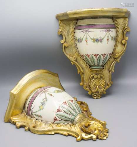 Paar Creamware Wandkonsolen / A pair of creamware wall brack...