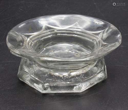 Frühes gefußtes Glasschälchen / An early footed glass dish, ...