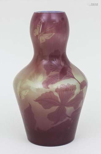 Jugendstil Vase mit Blumenranken und Schmetterlingen / An Ar...