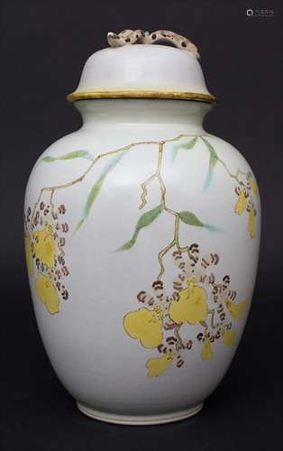 Deckelvase mit Blütenzweigen / A lidded vase with flower bra...