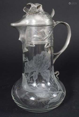 Jugendstil Karaffe mit Lilien / An Art Nouveau decanter with...