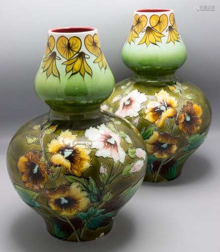 Paar Jugendstil Vasen mit Blumendekor / A pair of Art Nouvea...