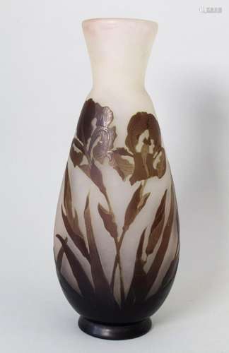 Große Jugendstil Vase mit Iris / An Art Nouveau large vase w...