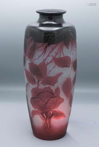 Jugendstil Vase mit Rosenzweigen / An Art Nouveau cameo glas...