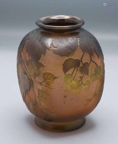 Jugendstil Vierkantvase mit Weinranken / An Art Nouveau squa...