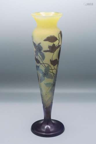 Jugendstil Vase mit Clematis / An Art Nouveau cameo glass va...