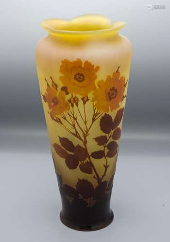 Jugendstil Vase mit Rosen / An Art Nouveau cameo glass vase ...