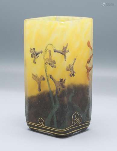 Jugendstil Vierkantvase mit Seidelbast / An Art Nouveau came...